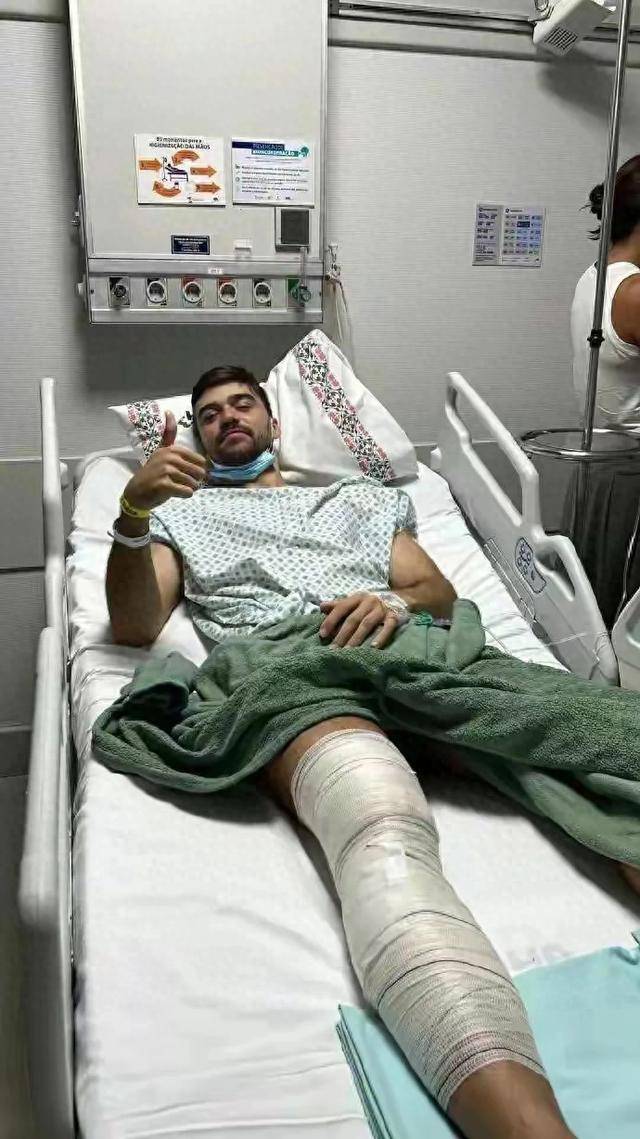 比赛中球员不慎受伤，情况不容乐观