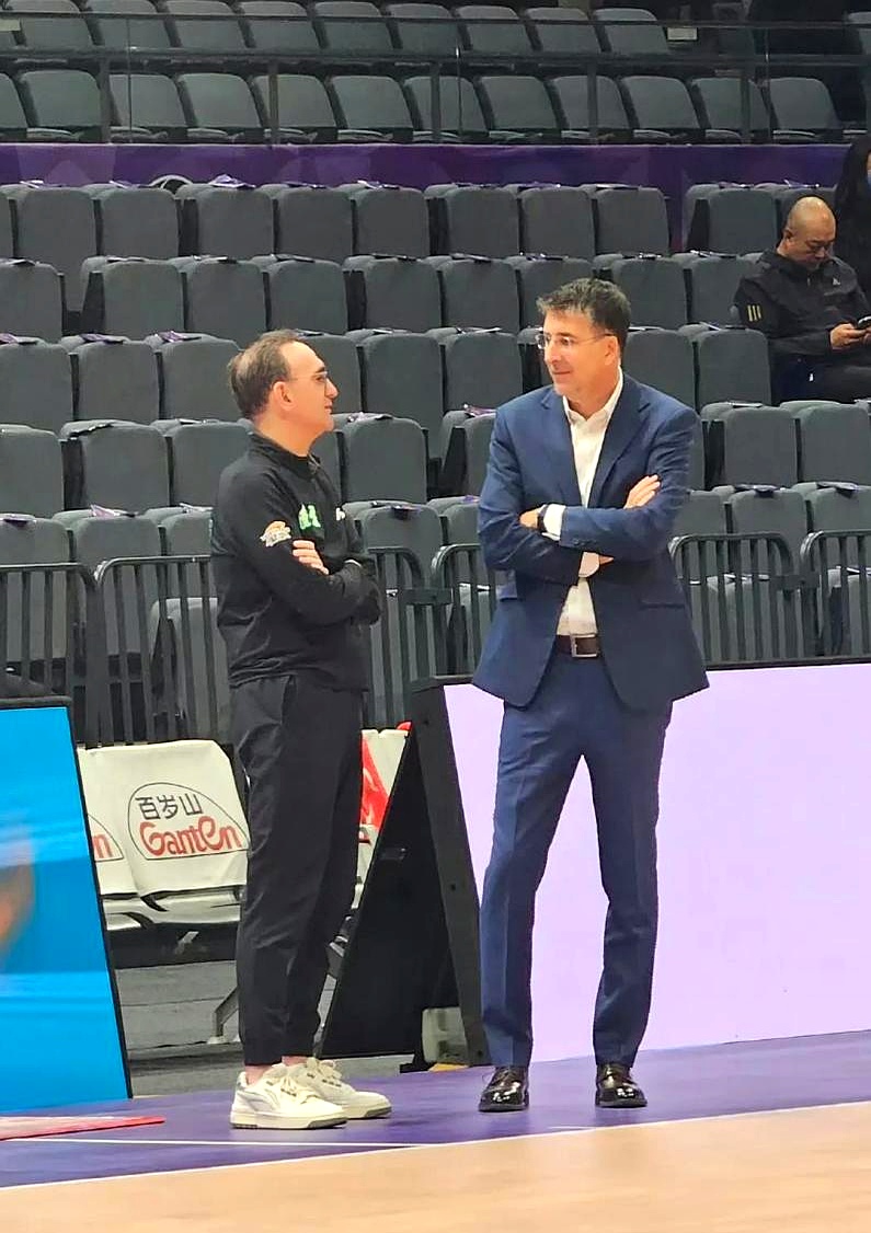 包含主教练战术布置得当，队员展现默契配合的词条