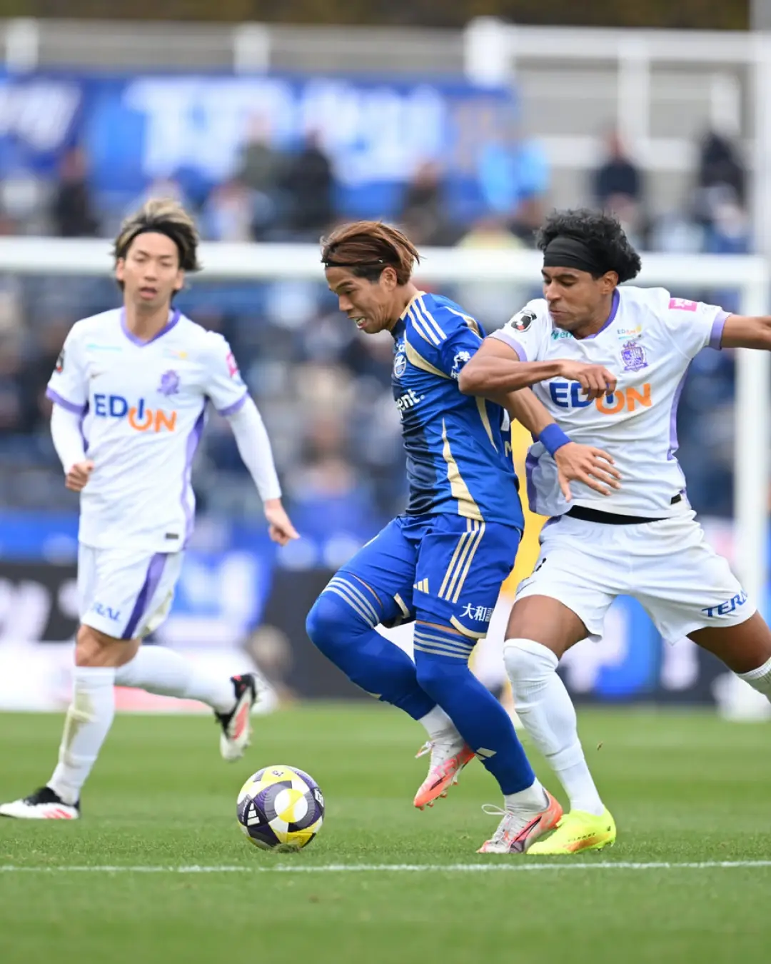 包含日本足球联赛布维斯塔放弃主场优势，努力追赶首位球队的词条