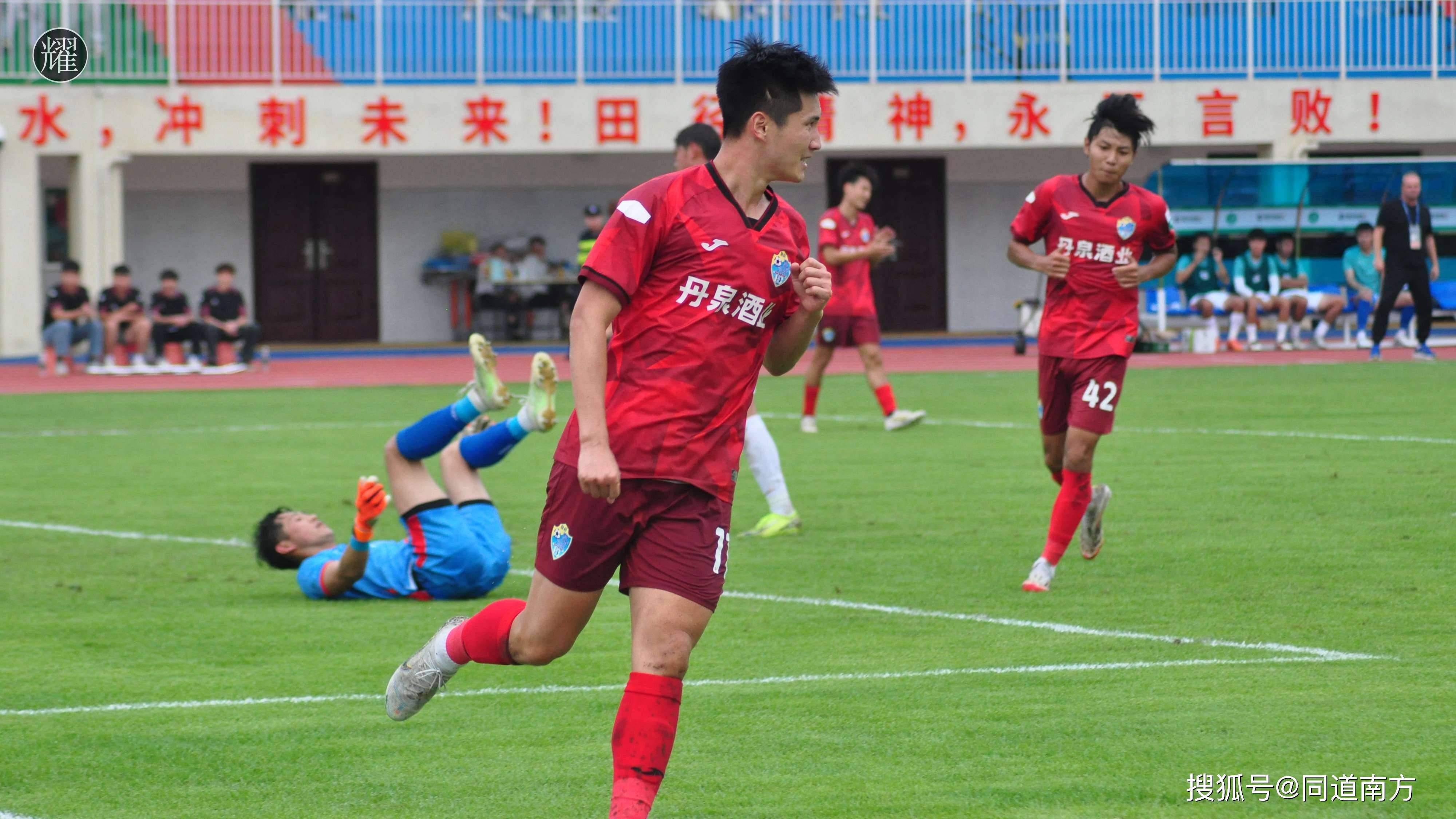 球员们在比赛中的顽强拼搏精神赢得了球迷们的尊重