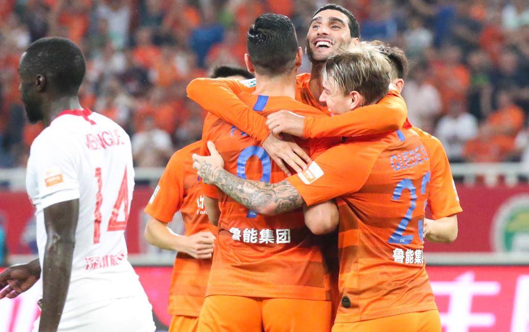 强队对决赛场上掀起风暴,球员斗志昂扬 强队对决赛场上掀起风暴,球员斗志昂扬