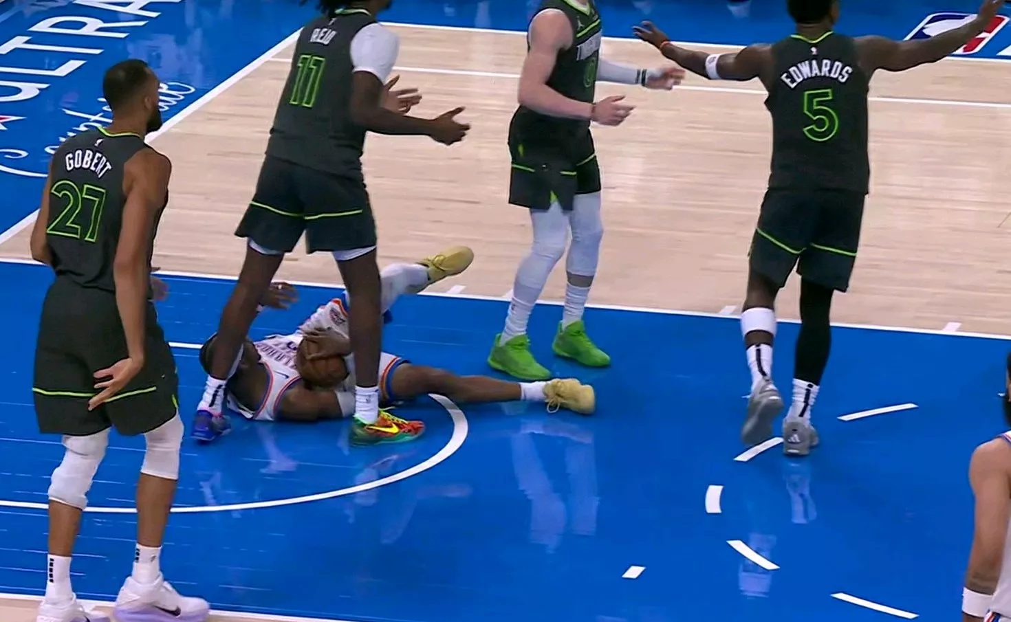 篮球狂热！NBA赛场上昨天晚上发生了什么？