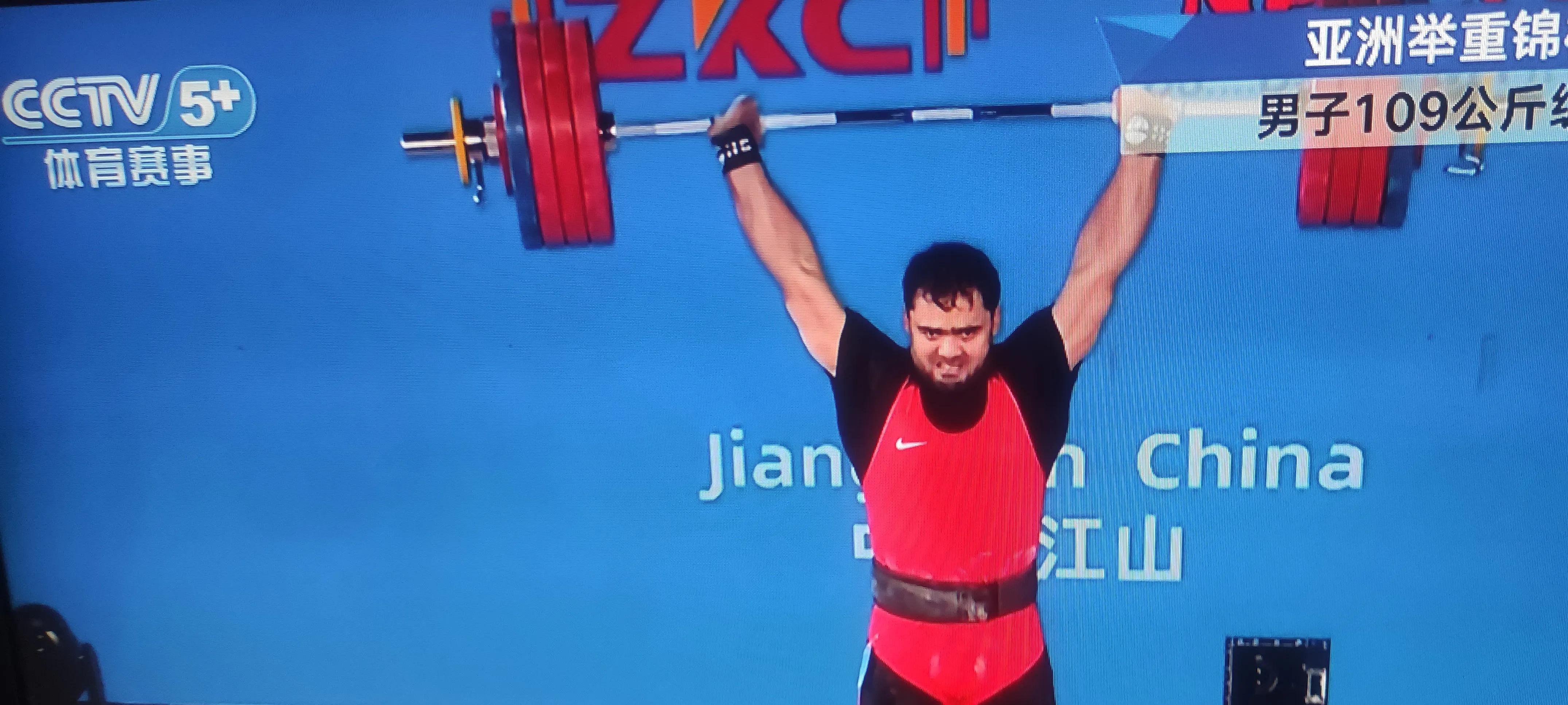 阿尔及利亚举重选手实现意外逆袭，赢得金牌