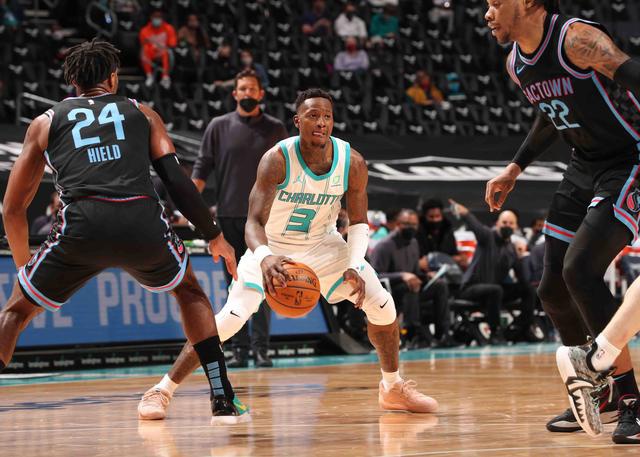 黄蜂客场擒骑士，取得四连胜