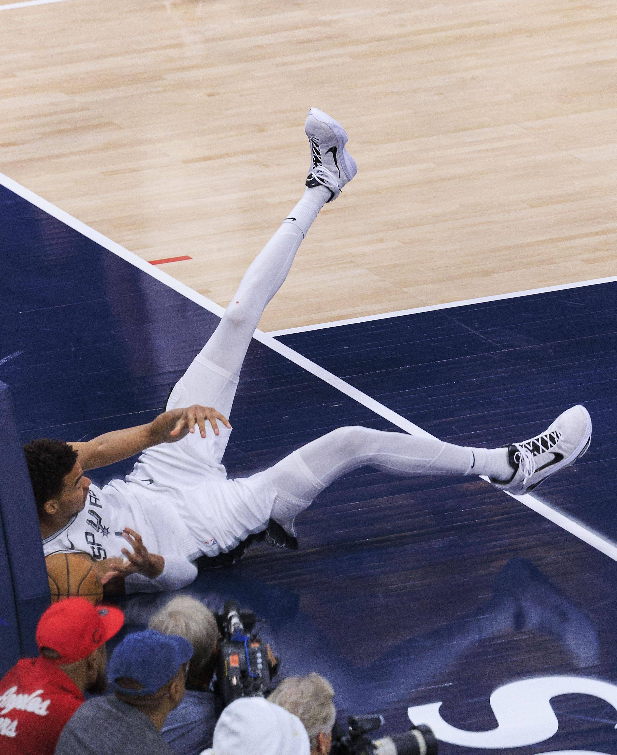 关于火箭击败马刺，稳定发挥全员出击实现胜利的信息