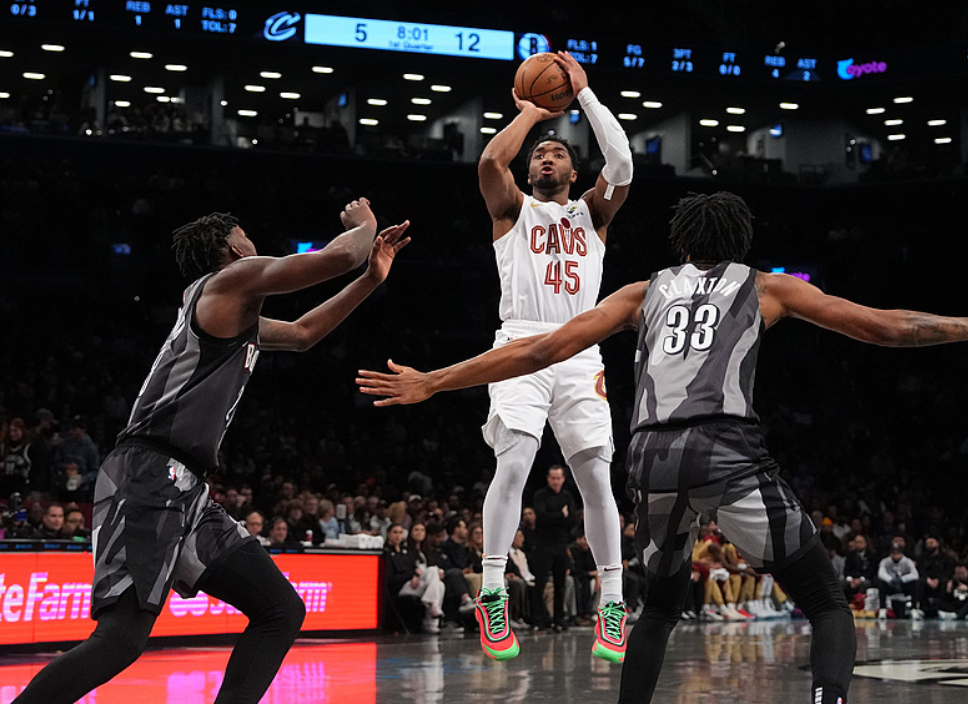 群星云集，湖人队击败骑士队取得两连胜