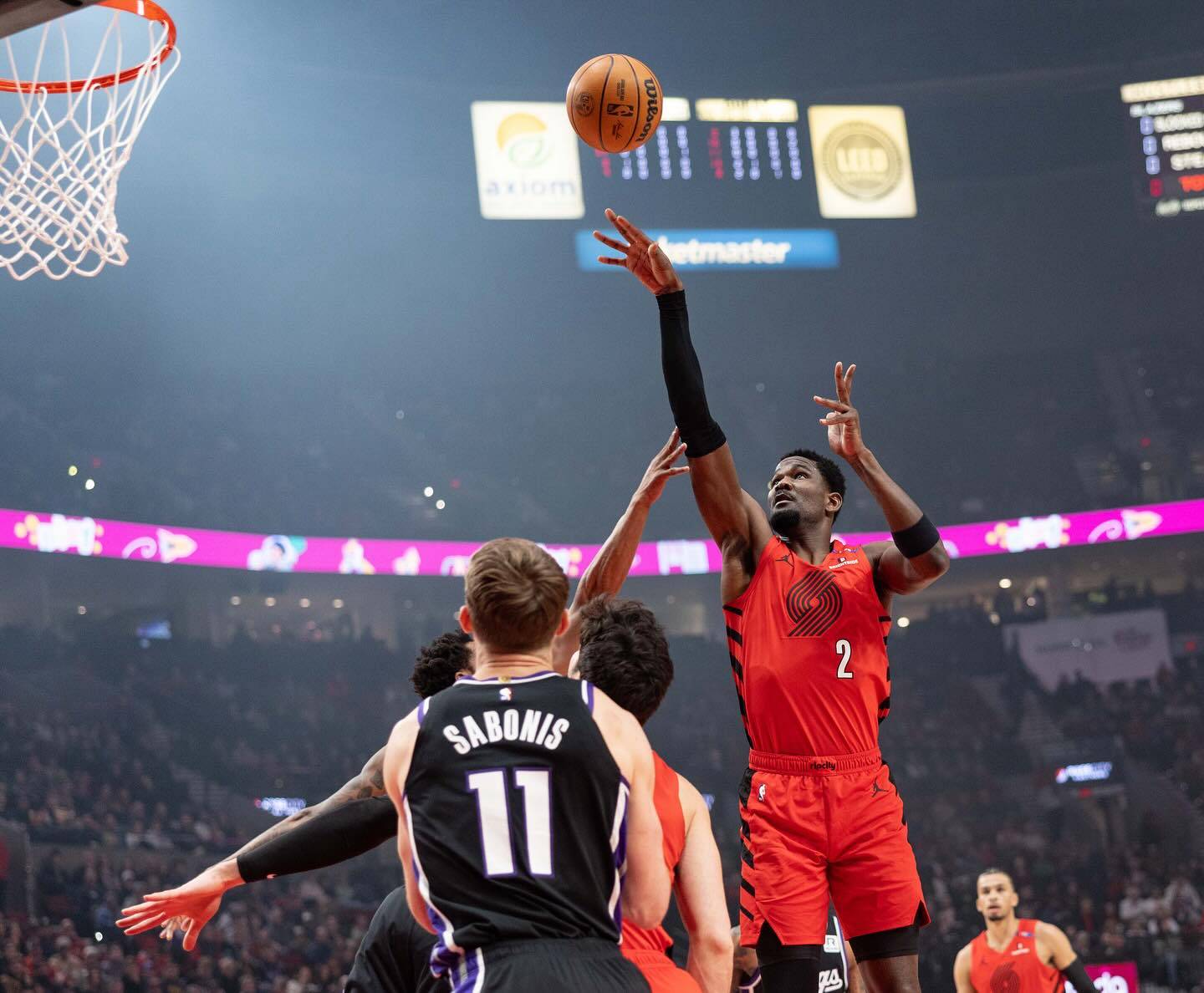 湖人战胜开拓者，争夺季后赛权益