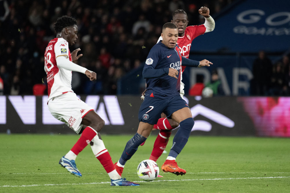 包含巴黎圣日耳曼与里尔战平，暂时排名法甲第二的词条