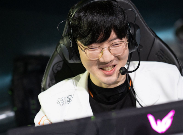 包含WBG血洗DFM，Viper关键团战开团秒人宿敌对决淘汰赛，引爆全场热议的词条